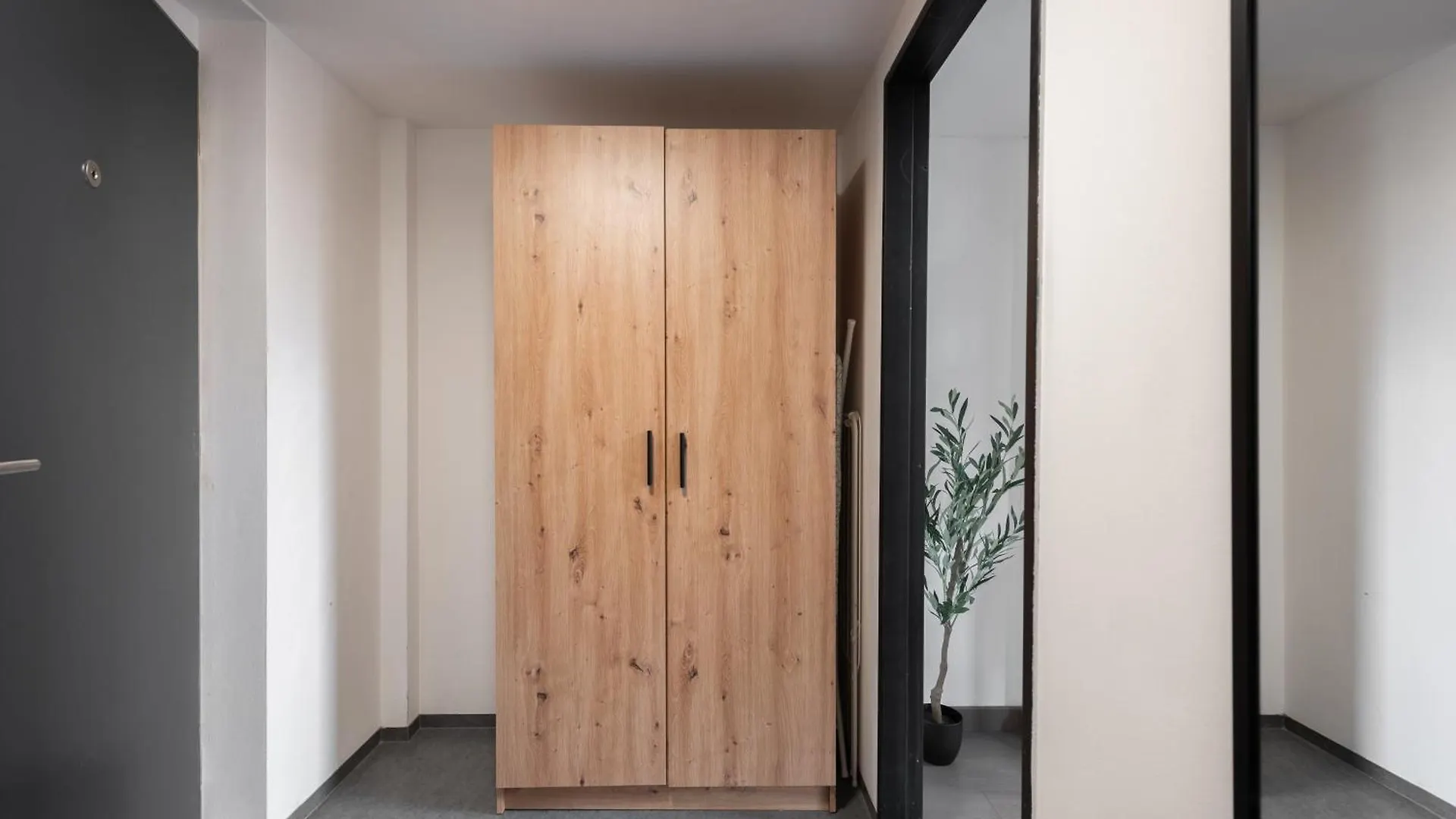 Cozy Apartment Near Krizikova Metro 프라하 0*,