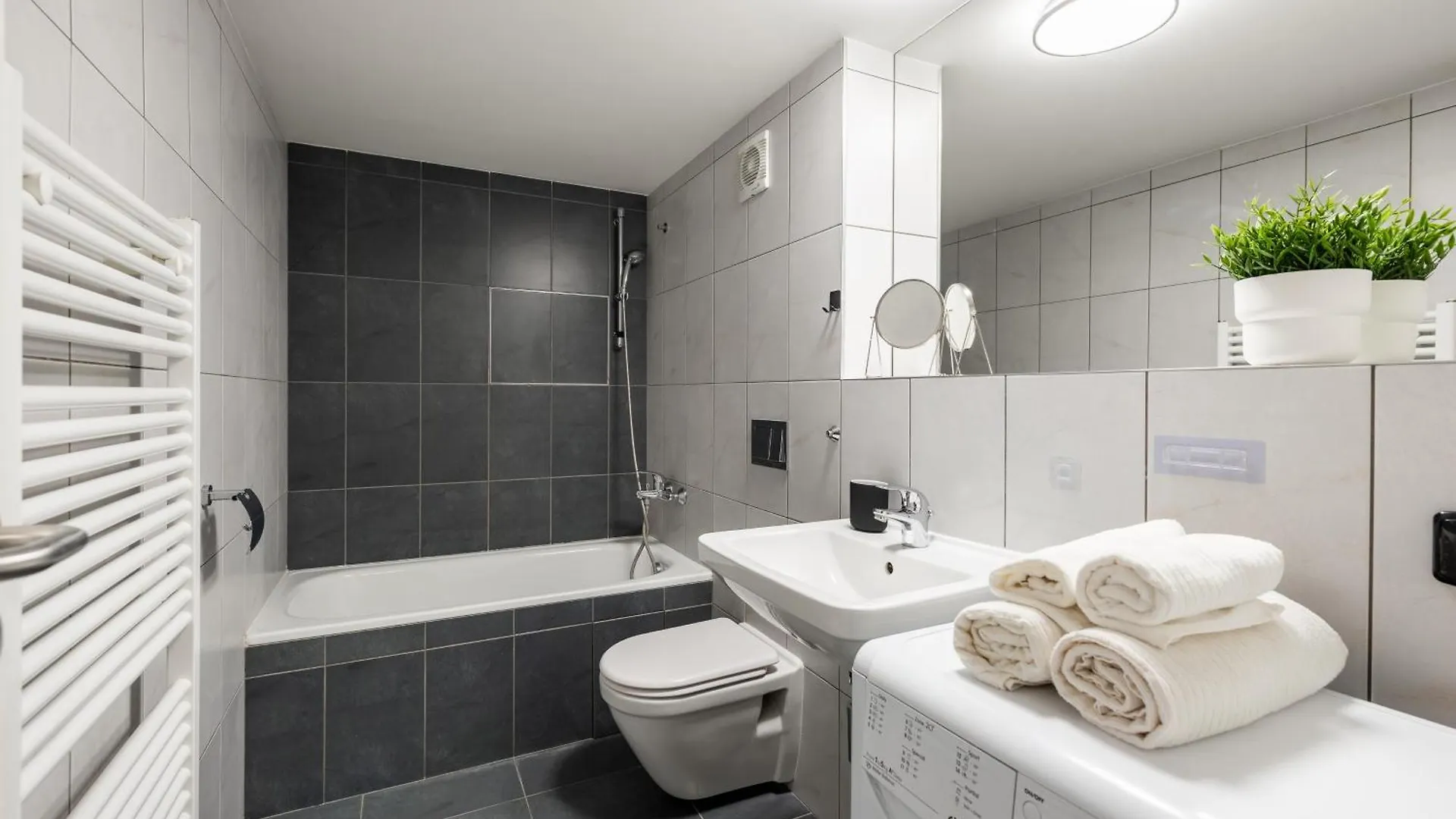 Cozy Apartment Near Krizikova Metro 프라하 0*,  체코