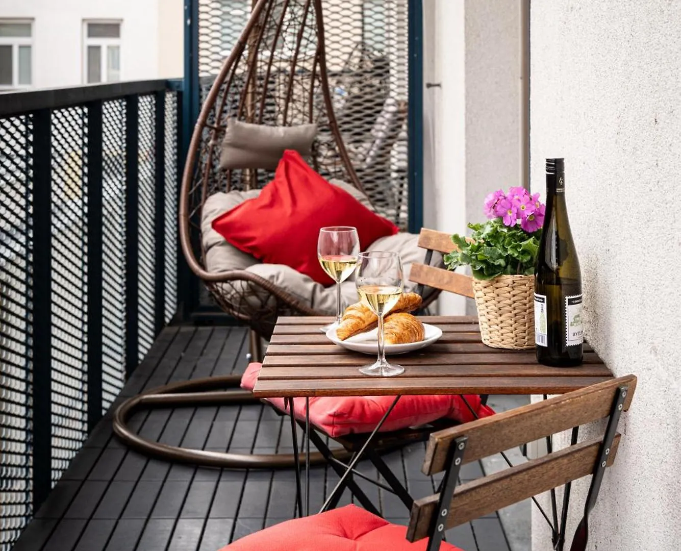 Cozy Apartment Near Krizikova Metro 프라하 0*,  체코