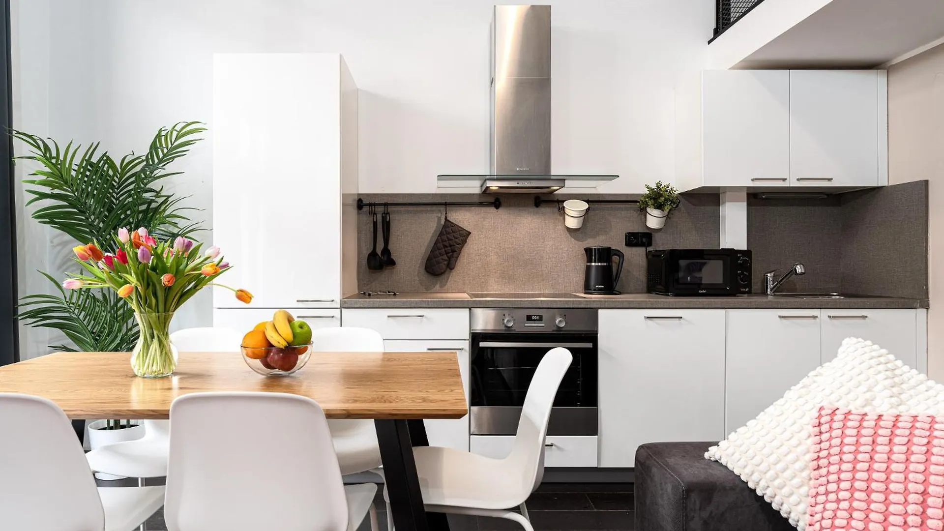 Cozy Apartment Near Krizikova Metro 프라하